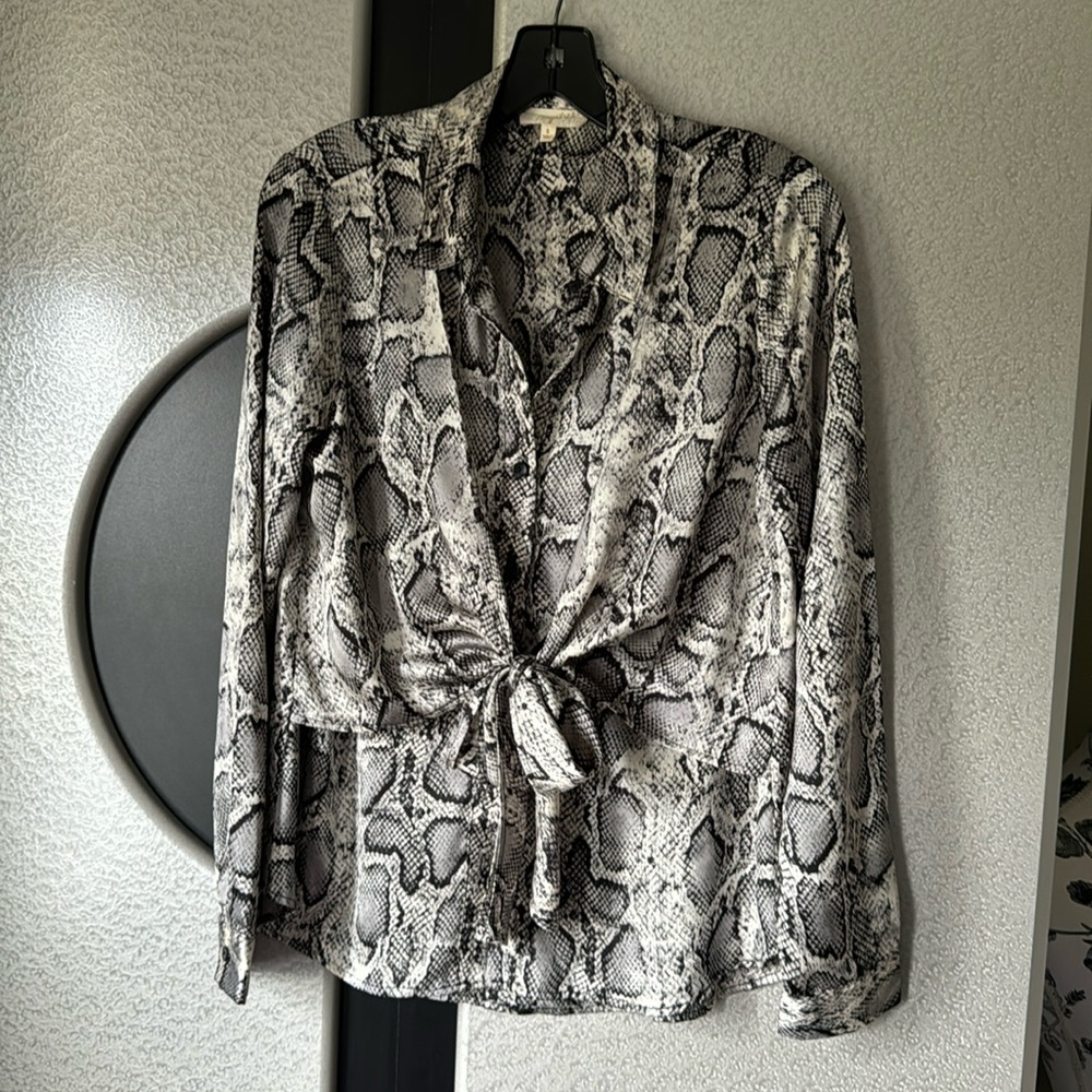 Mystree Women Snake Print Front Twist Tie Shirt size Small